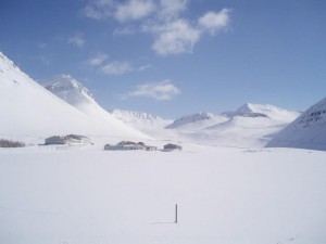 S&eacute;&eth; fr&aacute; &thorn;j&oacute;&eth;vegi heim a&eth; b&aelig; a&eth; vetrarlagi.
Brei&eth;adalshei&eth;in og &thorn;verfjall blasa vi&eth; innst &iacute; dalnum